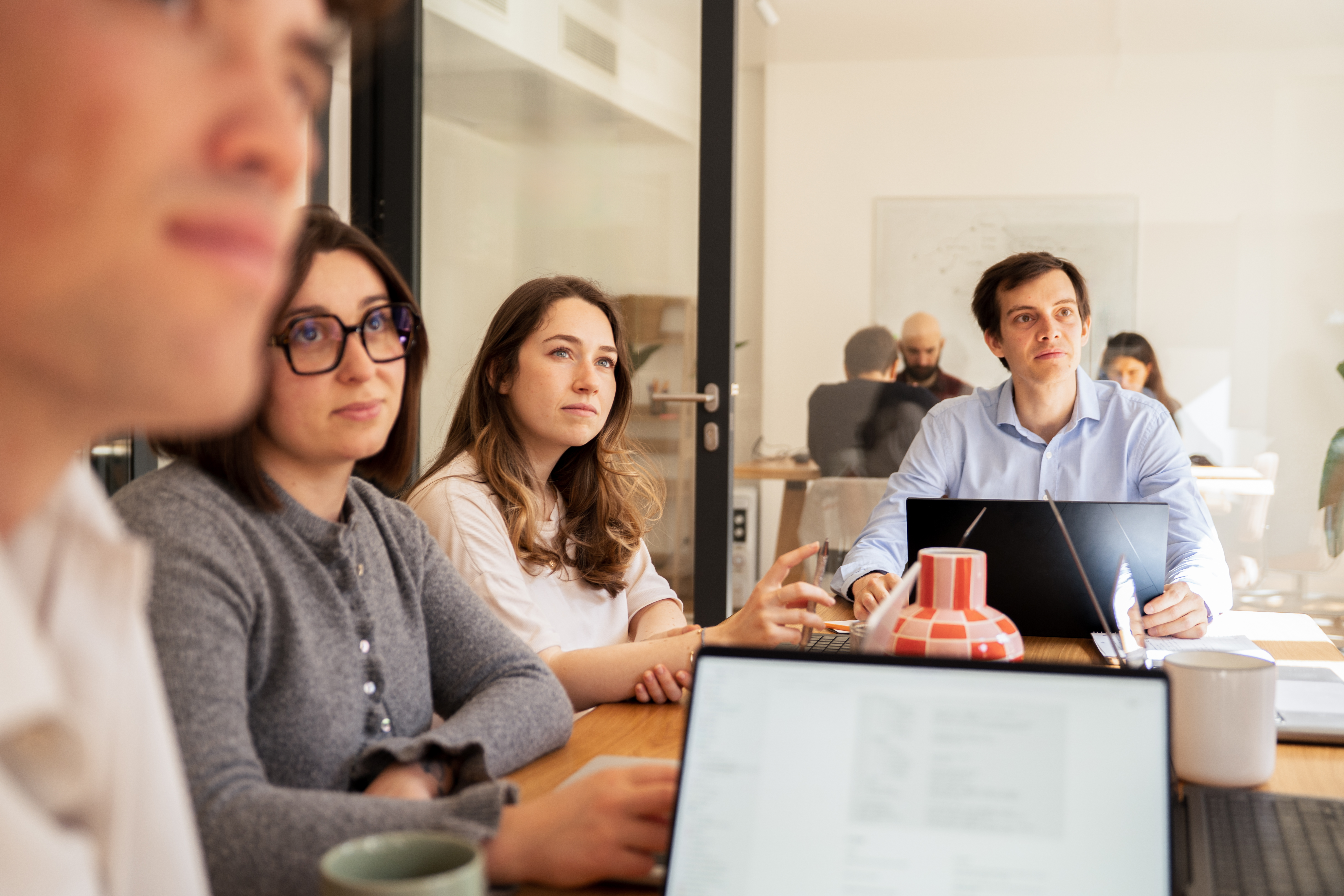 Equipo de Galadrim atento durante una reunión de trabajo