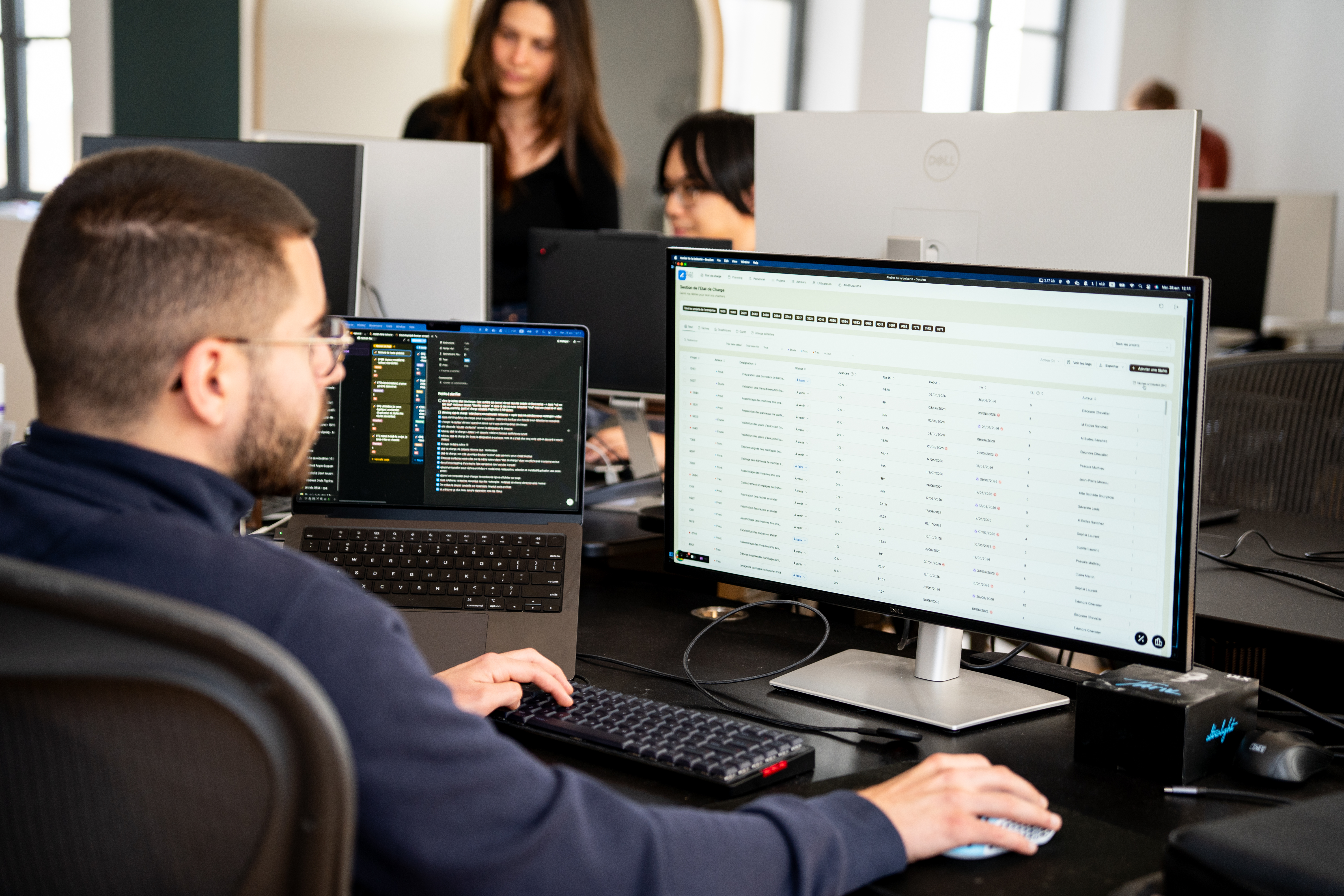 Un desarrollador de Galadrim trabajando en un software de gestión que ocupa todo el ancho de su pantalla
