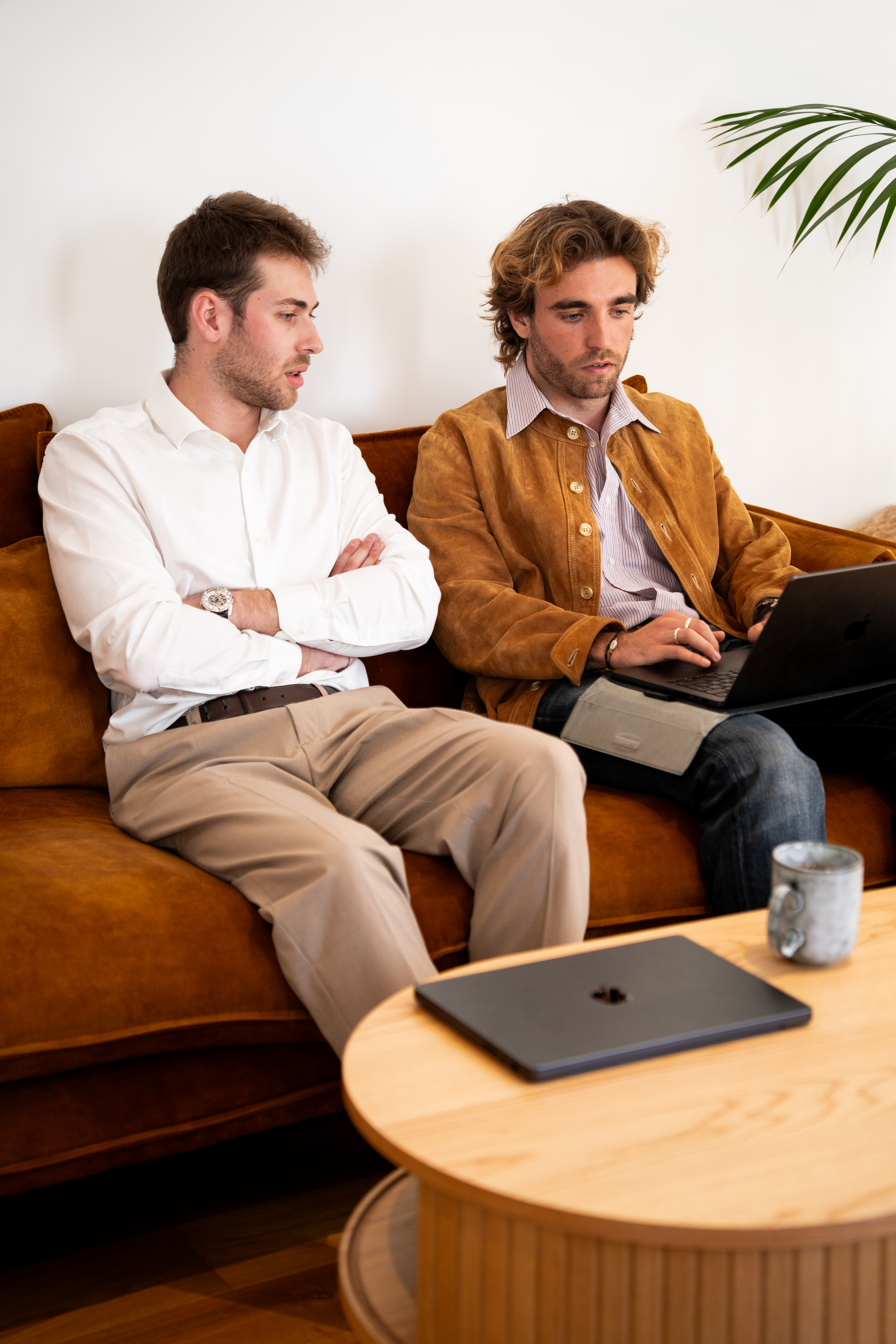 Dos consultores de Galadrim revisando un trabajo en un portátil