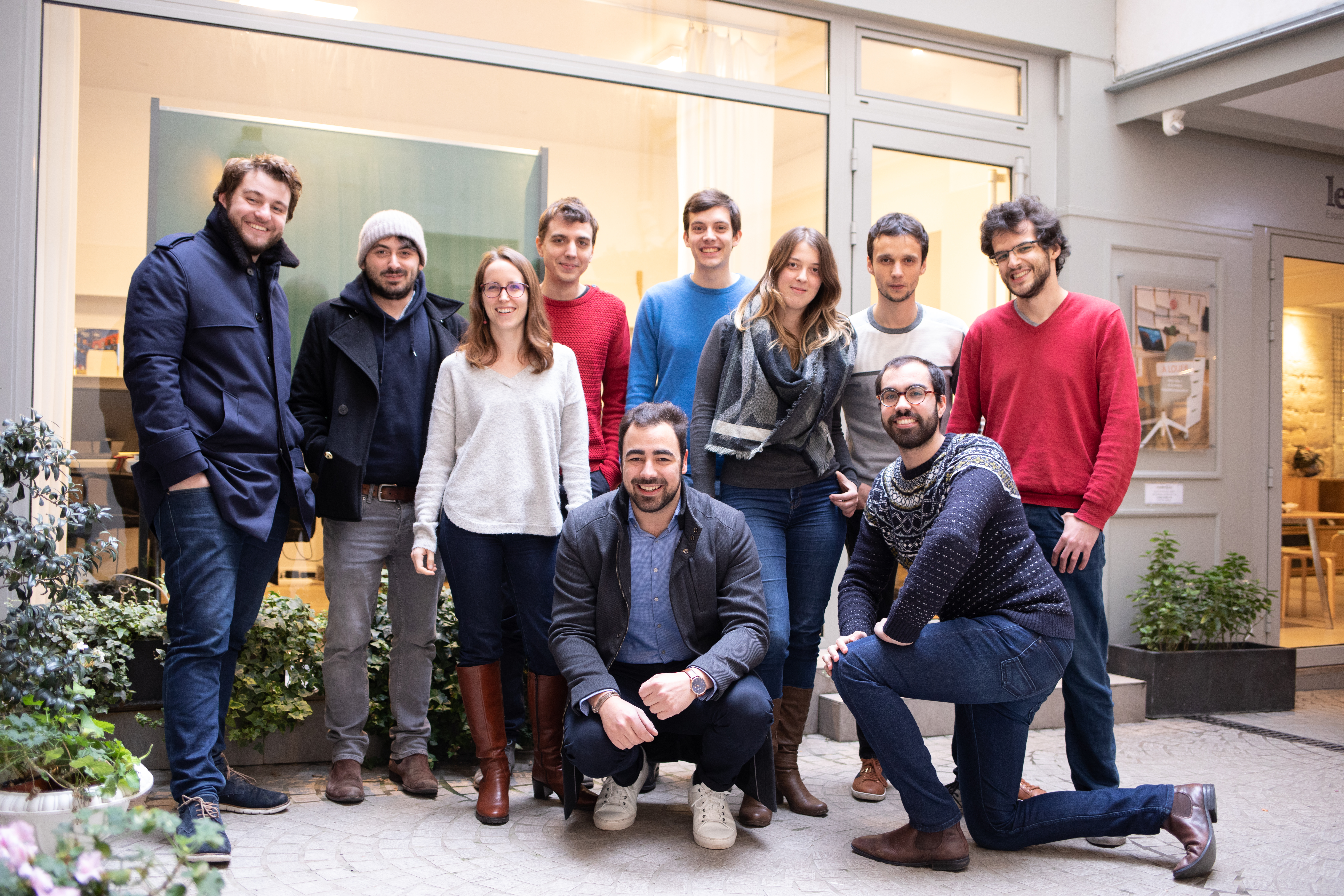 El equipo de Galadrim al completo delante de un escaparate, en 2018.