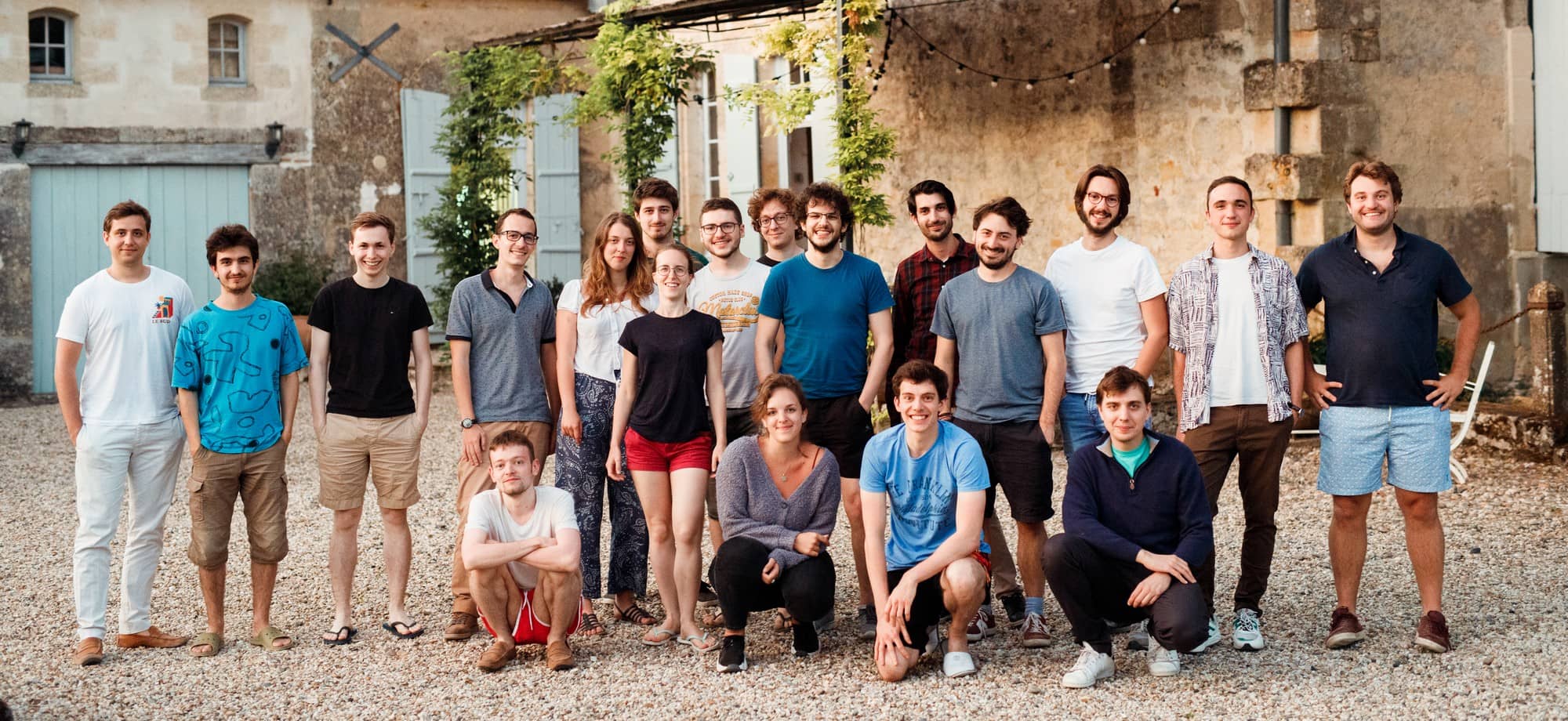 El equipo de Galadrim reunido en el patio de un edificio de piedra, durante un seminario.